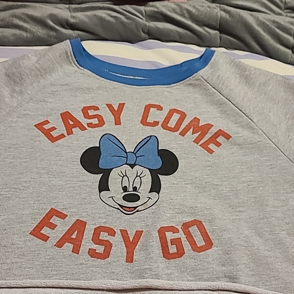 Long sleeve crop  top sweatshirt.